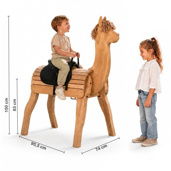 Größenvergleich vom Holz Alpaka mit Kindern für realistische Proportionen und Sitzhöhe.